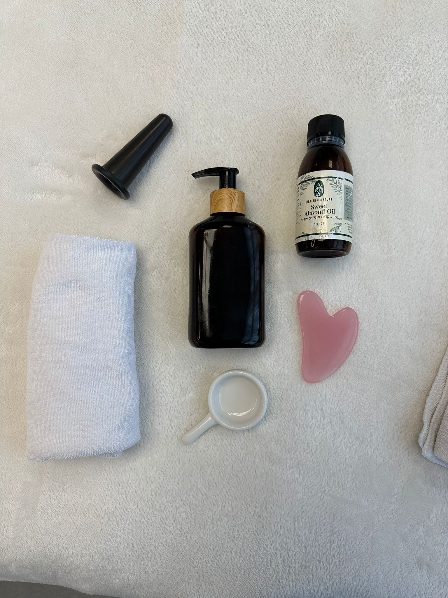 כלי הטיפול — שמן שקדים, גוואשה, וואקום, מגבת